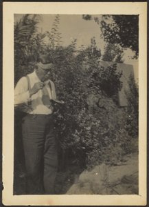 Fleckenstein beim Essen in einem Garten
