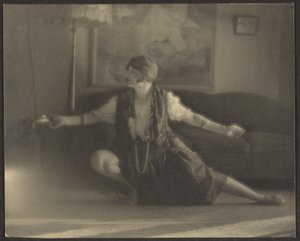 Florence tanzt im Wohnzimmer von Louis Fleckenstein
