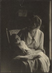 [Florence hält ein Baby]