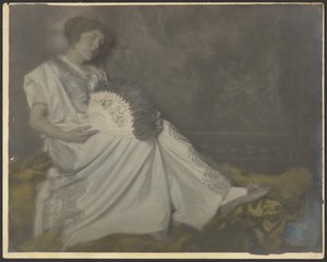 Florence sitzt mit großem Fächer von Louis Fleckenstein