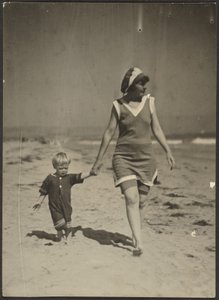 Florenz und Kleinkind am Strand spazierend