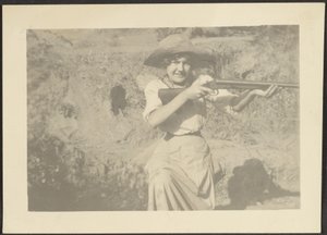 [Florence mit Gewehr]