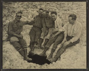 [Gruppenporträt am Eingang einer vertikalen Höhle, San Jacinto Peak] von Louis Fleckenstein