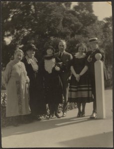 Gruppenporträt im Park von Louis Fleckenstein
