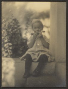 [Kleines Mädchen auf der Vordertreppe] von Louis Fleckenstein