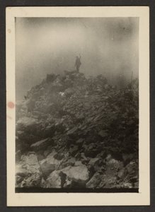 Mann auf einem Steinhaufen von Louis Fleckenstein