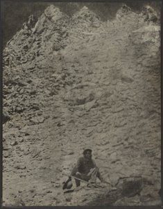 Mann in felsiger Landschaft von Louis Fleckenstein