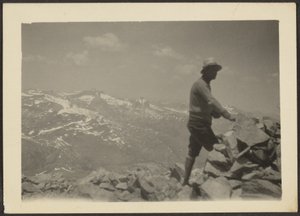Mann in bergiger Landschaft
