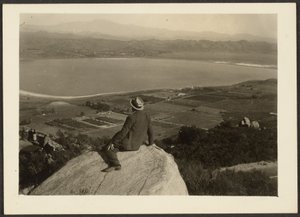 [Mann auf Felsvorsprung mit Blick auf Ackerland] von Louis Fleckenstein