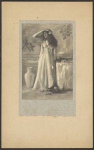 Modell in klassischem Kostüm von Louis Fleckenstein