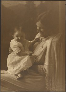 Mutter mit Schal und Säugling von Louis Fleckenstein