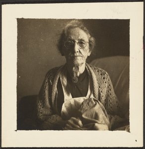 Alte Frau mit Häkelumhang von Louis Fleckenstein