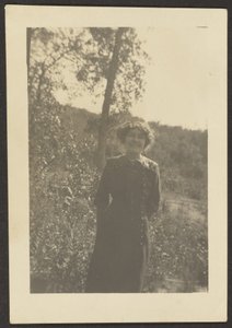 Porträt von Florence draußen von Louis Fleckenstein