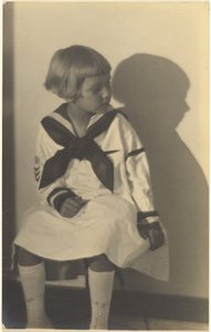[Porträt eines Mädchens im Matrosenanzug mit Schatten] von Louis Fleckenstein