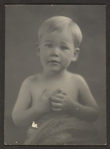 [Porträt eines kleinen Jungen in drapiertem Stoff] von Louis Fleckenstein