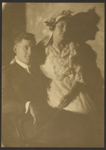 Porträt eines Mannes und einer Frau mit Blumenhut von Louis Fleckenstein