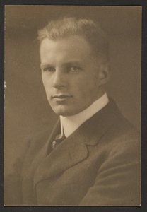 Porträt eines Mannes mit Bürstenschnitt von Louis Fleckenstein
