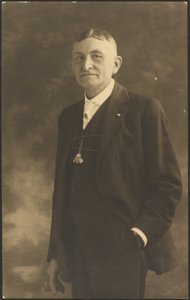 Porträt eines Mannes mit verziertem Uhrenanhänger von Louis Fleckenstein