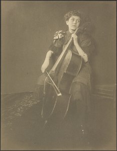 Porträt einer Frau, die Cello spielt