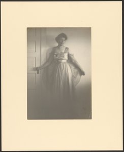 Porträt einer Frau an der Tür von Louis Fleckenstein