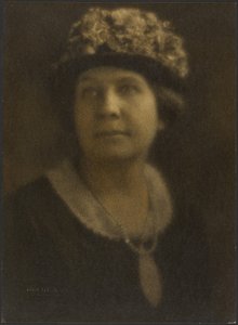 Porträt einer Frau mit Blumenhut von Louis Fleckenstein