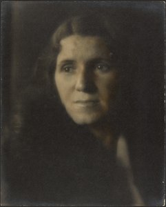 Porträt einer Frau im Schatten