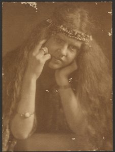 Porträt einer Frau mit Diadem von Louis Fleckenstein