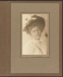 [Porträt einer Frau mit Blumenhut] von Louis Fleckenstein