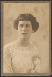 [Porträt einer Frau mit Blumen auf dem Kleid] von Louis Fleckenstein
