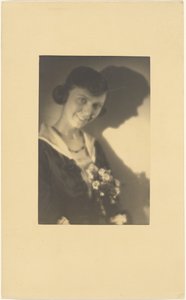 [Porträt einer Frau mit Profil-Schatten] von Louis Fleckenstein