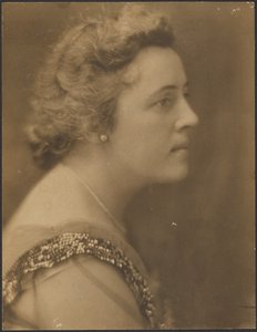 Porträt einer Frau mit Paillettenkragen von Louis Fleckenstein