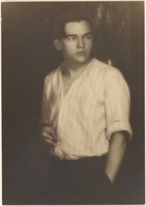 [Porträt eines jungen Mannes im gestreiften Hemd mit Zigarette] von Louis Fleckenstein