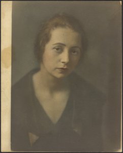 (Porträt einer jungen Frau mit verschränkten Armen) von Louis Fleckenstein