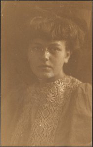 Porträt einer jungen Frau mit Brille von Louis Fleckenstein