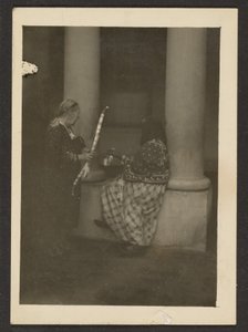 Zwei Figuren in der Nähe von Säulen von Louis Fleckenstein