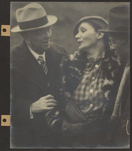 Zwei Männer und eine Frau im Gespräch von Louis Fleckenstein
