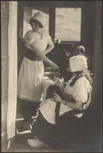 [Zwei Frauen in niederländischen Kostümen]