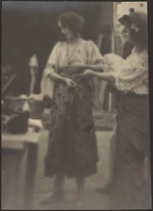 Zwei Frauen im Studio stehend von Louis Fleckenstein