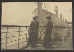Zwei Frauen an einem Pier