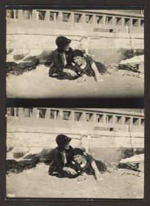 Zwei Frauen am Strand, erneut fotografiert von Louis Fleckenstein