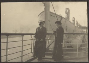 Zwei Frauen auf einem Pier