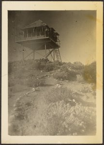 [Wachturm in Landschaft]