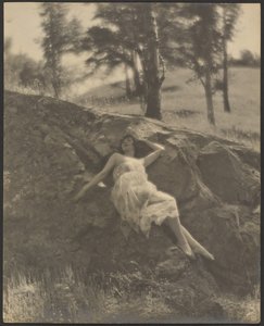 [Frau liegt auf Felsvorsprung]