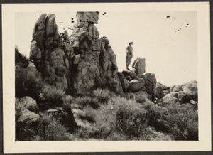 Frau steht auf Felsen