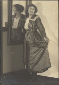Frau und ihr Spiegelbild von Louis Fleckenstein