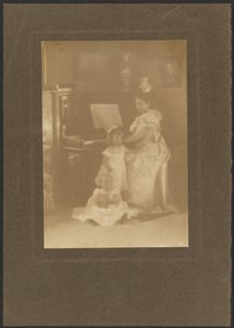 [Frau am Klavier mit Kindern] von Louis Fleckenstein