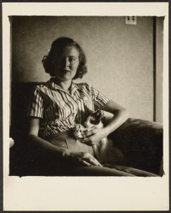 [Frau im Stuhl mit Katze] von Louis Fleckenstein