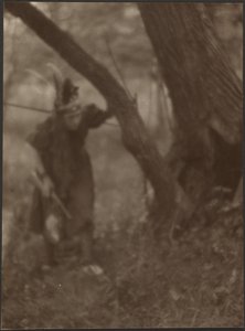Frau mit Kopfschmuck hinter Baum von Louis Fleckenstein