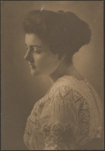 [Frau im weißen bestickten Kleid] von Louis Fleckenstein