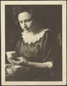 Frau mit Teetasse von Louis Fleckenstein